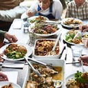 Uno de los consejos de los expertos es determinar si todos los integrantes de la familia pueden consumir los mismos alimentos. Foto: Getty images.