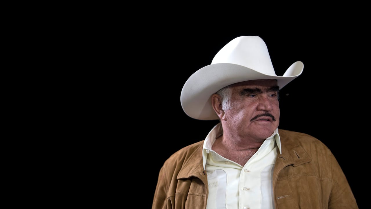 ARCHIVO - En esta fotografía del 7 de octubre de 2015 el cantante Vicente Fernández durante una conferencia de prensa en Tlajomulco de Zúñiga, México. Fernández, de 81 años, se encuentra hospitalizado grave pero estable tras sufrir una caída en su rancho. En una publicación en Instagram su equipo médico compartió el 11 de agosto de 2021 que se encuentra usando apoyo ventilatorio y que sus funciones cerebrales se encuentran íntegras. (Foto AP / Refugio Ruiz)