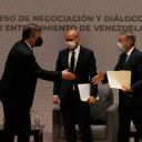 El ministro de Relaciones Exteriores de México, Marcelo Ebrard, segundo a la izquierda, se acerca para estrechar la mano del delegado de la oposición venezolana, Gerardo Blyde Pérez, flanqueado por el presidente de la Asamblea Nacional de Venezuela, Jorge Rodríguez, a la izquierda, y el diplomático noruego Dan Nylander, en la Ciudad de México, el viernes 13 de agosto. , 2021. El gobierno de Venezuela y su oposición están listos para iniciar un nuevo diálogo esta semana buscando un cambio en el prolongado enfrentamiento político de la nación sudamericana. (Foto AP / Marco Ugarte)