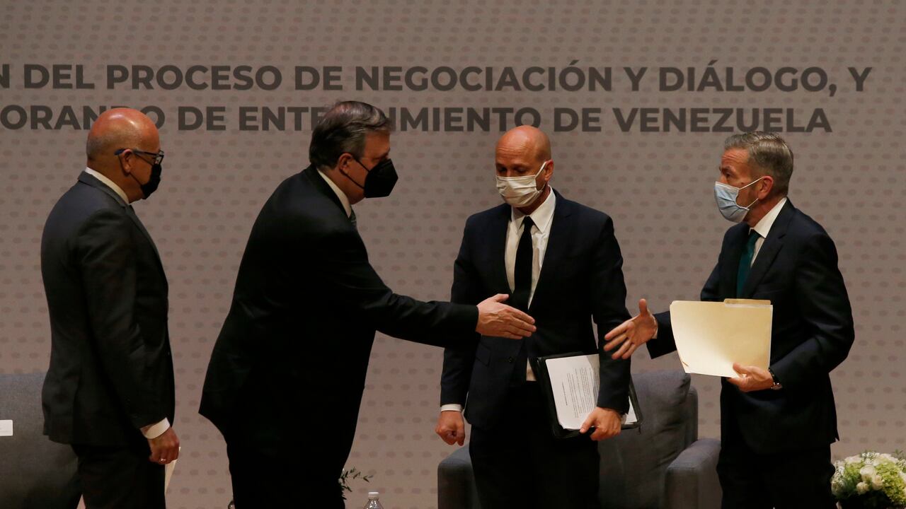 El ministro de Relaciones Exteriores de México, Marcelo Ebrard, segundo a la izquierda, se acerca para estrechar la mano del delegado de la oposición venezolana, Gerardo Blyde Pérez, flanqueado por el presidente de la Asamblea Nacional de Venezuela, Jorge Rodríguez, a la izquierda, y el diplomático noruego Dan Nylander, en la Ciudad de México, el viernes 13 de agosto. , 2021. El gobierno de Venezuela y su oposición están listos para iniciar un nuevo diálogo esta semana buscando un cambio en el prolongado enfrentamiento político de la nación sudamericana. (Foto AP / Marco Ugarte)