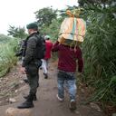 Cruzando a través de las llamadas "trochas", los migrantes venezolanos son expuestos a peligros naturales y a bandas criminales.