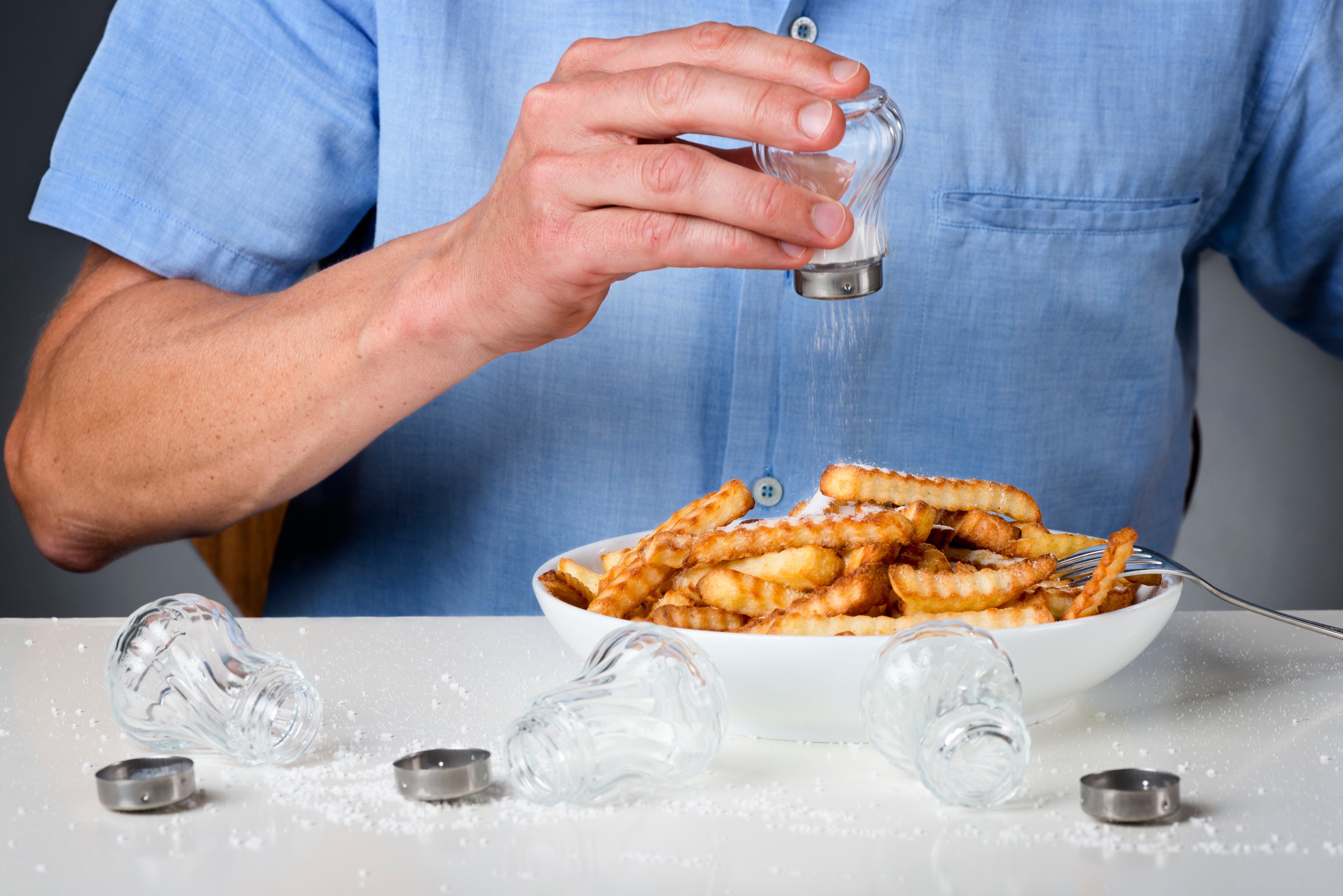 El destino sudamericano que prohíbe los saleros en los restaurantes, ¿por qué se implementó esta medida?