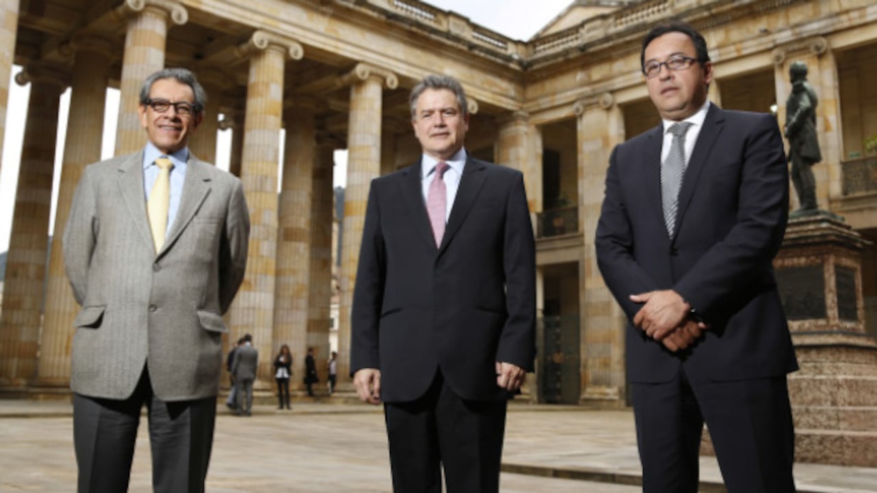 El senador Luis Carlos Avellaneda, avalado por el Polo, milita en el progresismo; Juan Carlos Vélez, de La U, en el Centro Democrático, y el representante Alfonso Prada, del Partido Verde, es santista.