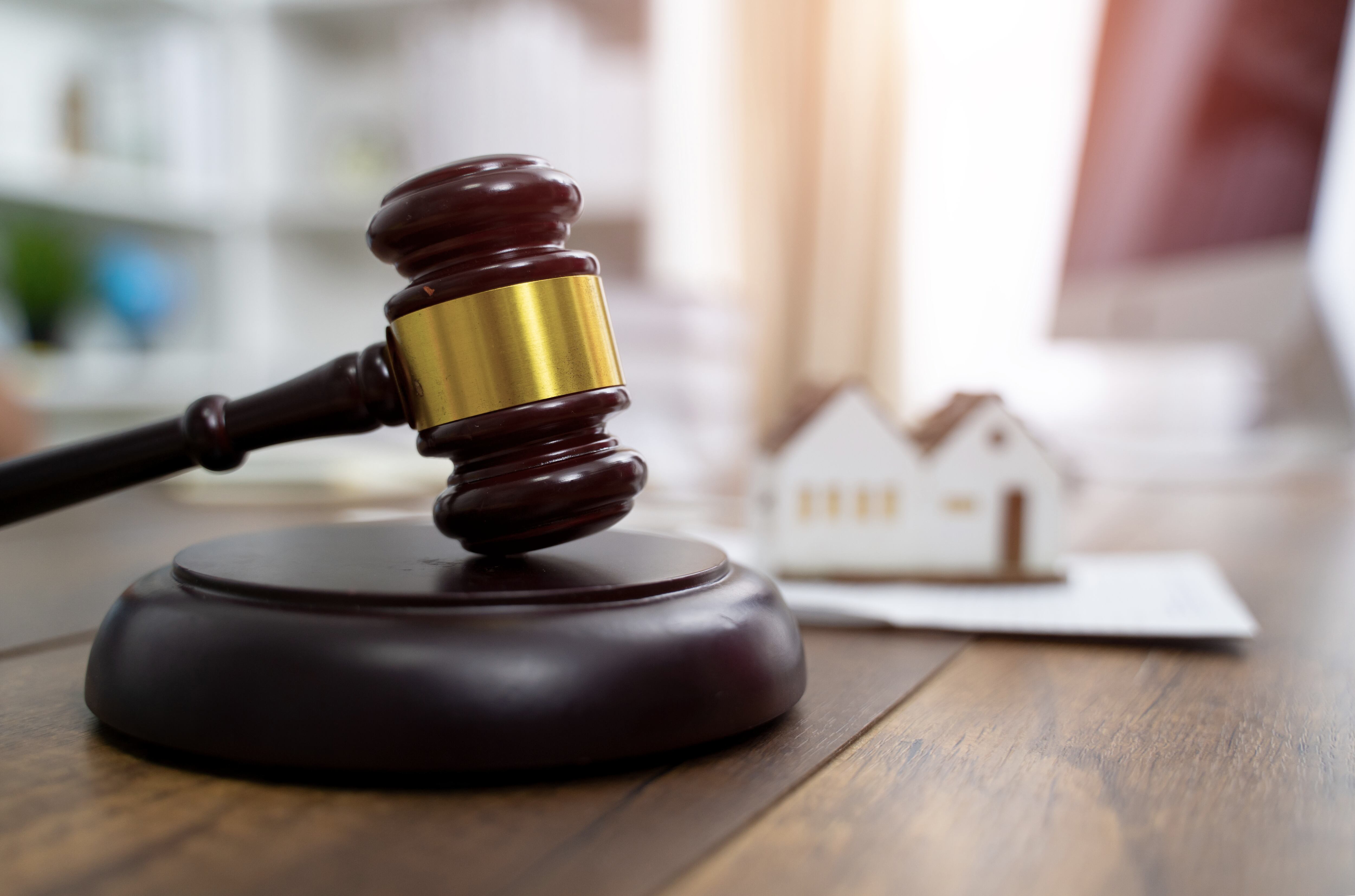 La mujer se encuentra desesperada y no sabe qué hacer.