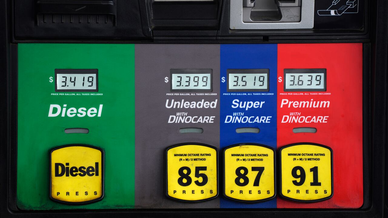 Venezuela continúa enviando combustibles a Cuba, pese a la crisis que afronta por la falta de estos. (AP Photo/David Zalubowski)