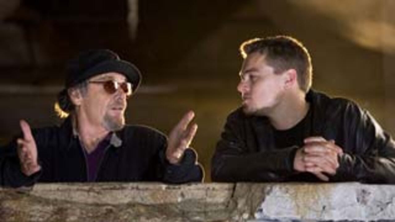 El decadente Frank Costello (Jack Nicholson) sospecha que Billy Costigan (Leonardo DiCaprio) es un infiltrado de la policía en su organización mafiosa