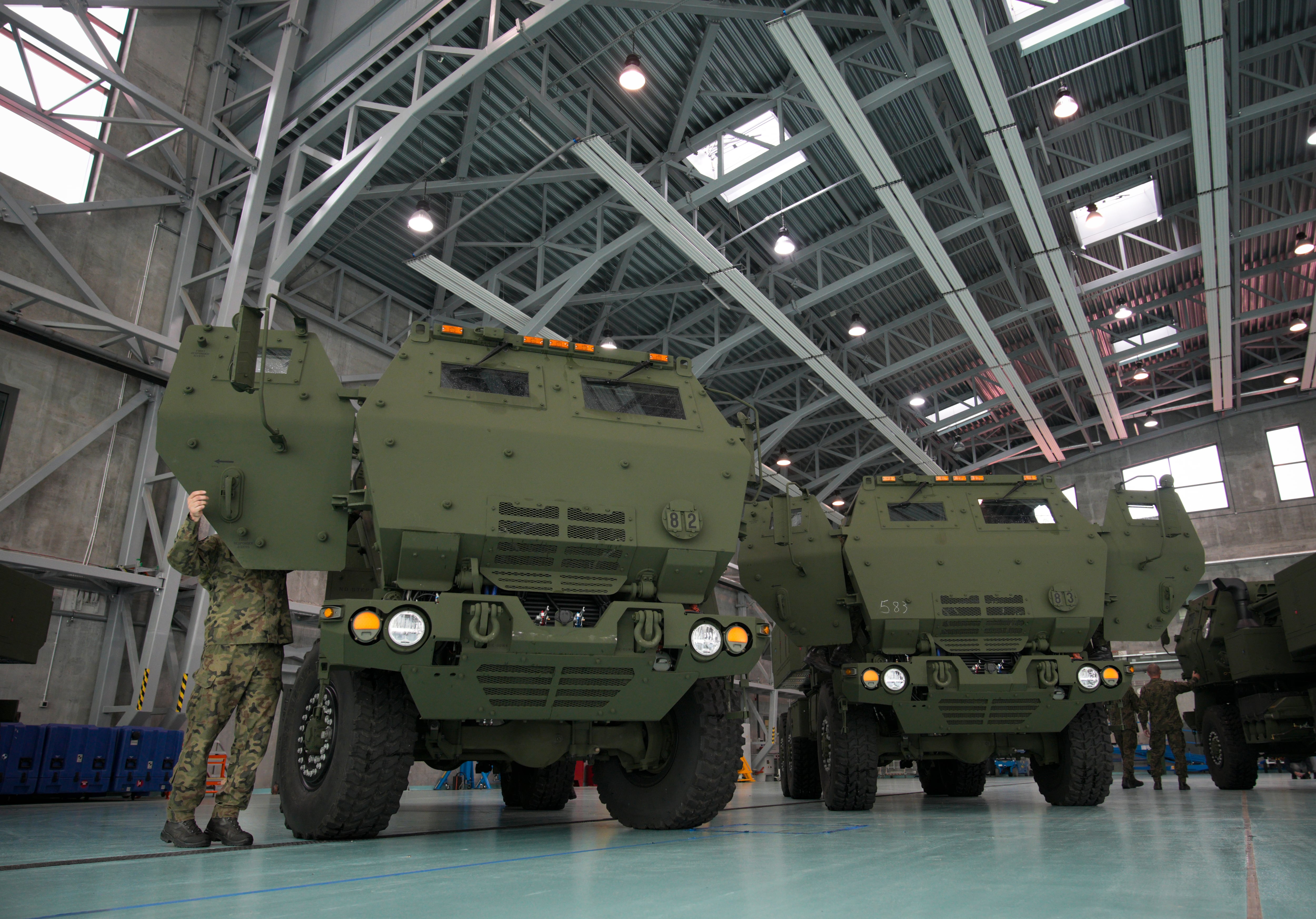 Varios del primer lote de lanzacohetes HIMARS recibidos se ven en la Primera Base de Aviación de Transporte el 15 de mayo de 2023 en Varsovia, Polonia.