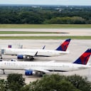 Un Boeing 757 de Delta Air Lines retrocede desde la puerta del Aeropuerto Internacional de Tampa, el martes 27 de septiembre de 2022, en Tampa, Florida. El aeropuerto cerró desde las 5 p. m. antes de que el huracán Ian toque tierra. Se predice que Ian llegará a algún lugar a lo largo de la costa oeste de Florida. (AP Photo/Chris O'Meara)