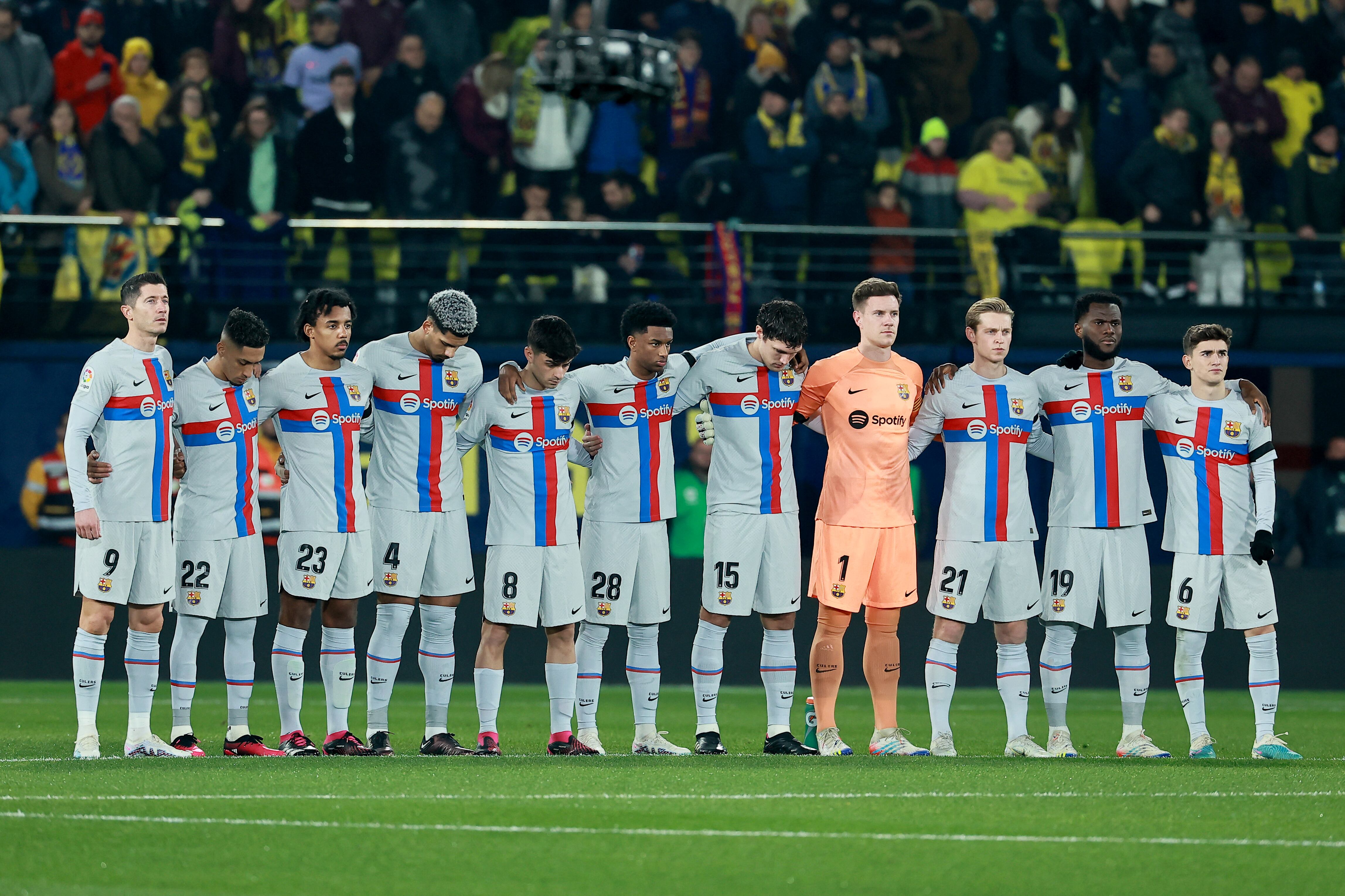 (From L) Barcelona's Polish forward Robert Lewandowski, Barcelona's Brazilian forward Raphinha, Barcelona's French defender Jules Kounde, Barcelona's Uruguayan defender Ronald Araujo, Barcelona's Spanish midfielder Pedri, Barcelona's Spanish defender Alejandro Balde, Barcelona's Danish defender Andreas Christensen, Barcelona's German goalkeeper Marc-Andre ter Stegen, Barcelona's Dutch midfielder Frenkie de Jong, Barcelona's Ivorian midfielder Franck Kessie and Barcelona's Spanish midfielder Gavi stand on line prior the Spanish League football match between Villarreal CF and FC Barcelona at La Ceramica stadium in Vila-real on February 12, 2023. (Photo by JOSE JORDAN / AFP)