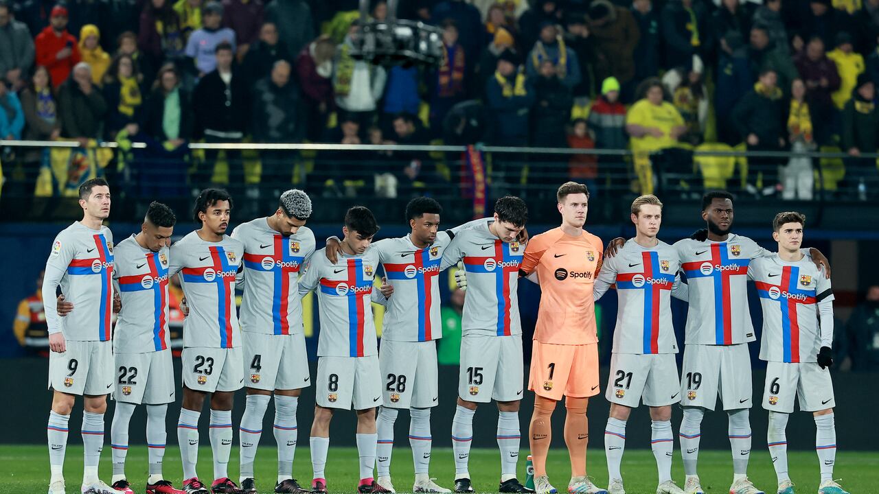 (From L) Barcelona's Polish forward Robert Lewandowski, Barcelona's Brazilian forward Raphinha, Barcelona's French defender Jules Kounde, Barcelona's Uruguayan defender Ronald Araujo, Barcelona's Spanish midfielder Pedri, Barcelona's Spanish defender Alejandro Balde, Barcelona's Danish defender Andreas Christensen, Barcelona's German goalkeeper Marc-Andre ter Stegen, Barcelona's Dutch midfielder Frenkie de Jong, Barcelona's Ivorian midfielder Franck Kessie and Barcelona's Spanish midfielder Gavi stand on line prior the Spanish League football match between Villarreal CF and FC Barcelona at La Ceramica stadium in Vila-real on February 12, 2023. (Photo by JOSE JORDAN / AFP)