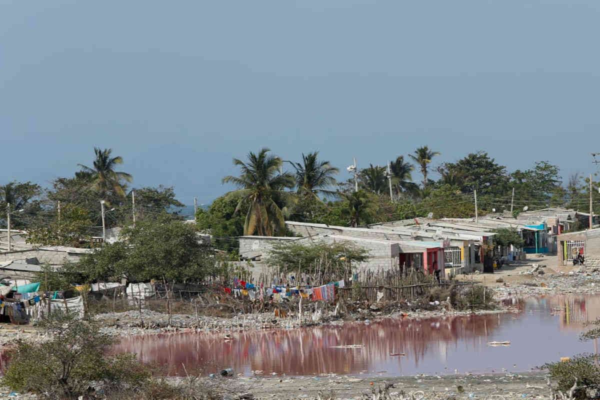 Según Jorge Pérez, expersonero de Puebloviejo, aunque el saqueo a vehículos accidentados es un fenómeno presente en gran parte de la región Caribe, Tasajera y Puebloviejo se han vuelto célebres porque se han sumado una serie de situaciones sociales que han hecho que estas malas prácticas se hayan enquistado. Foto: Guillermo Torres/SEMANA