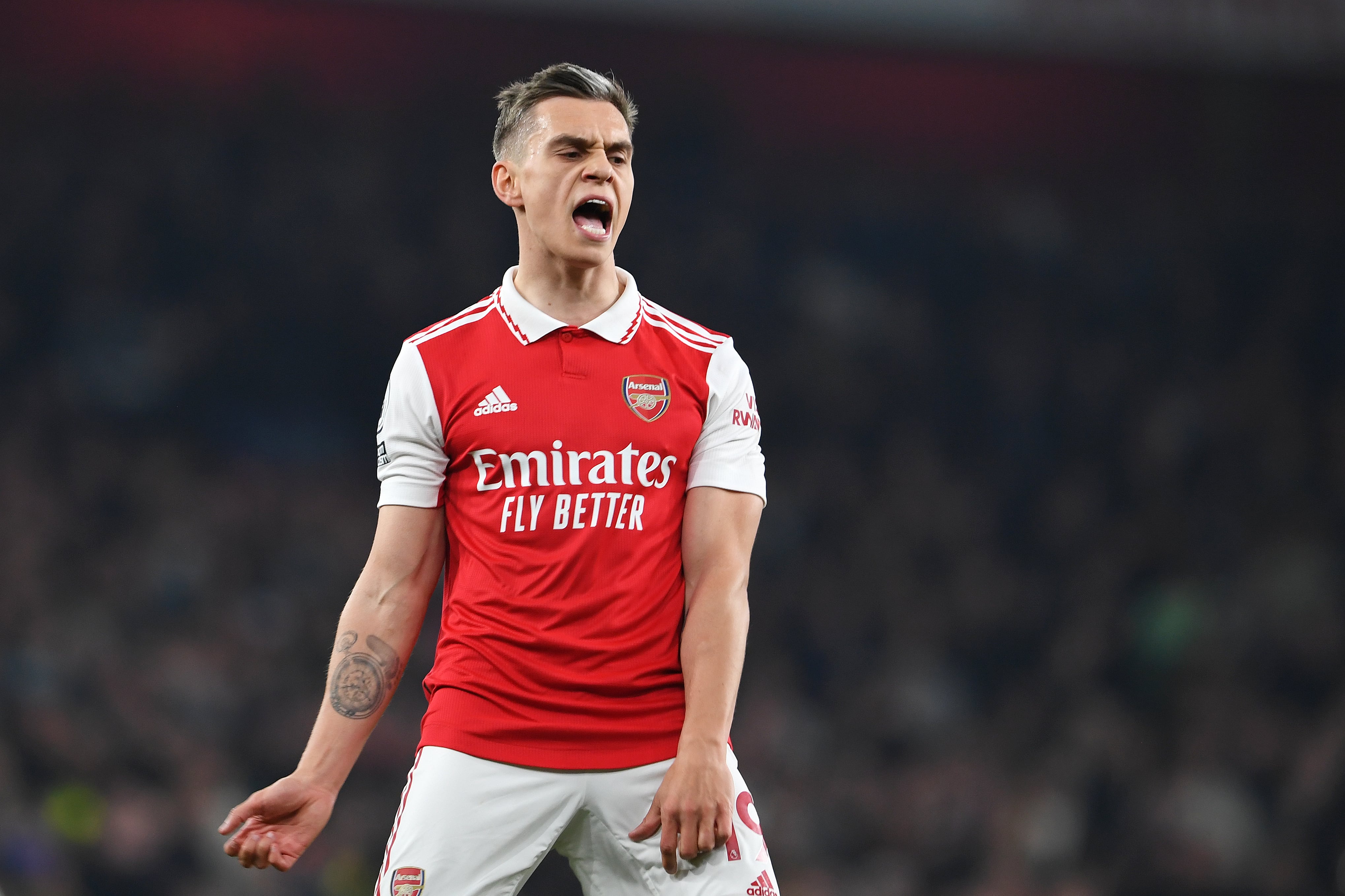 Trossard lamentando una opción de gol