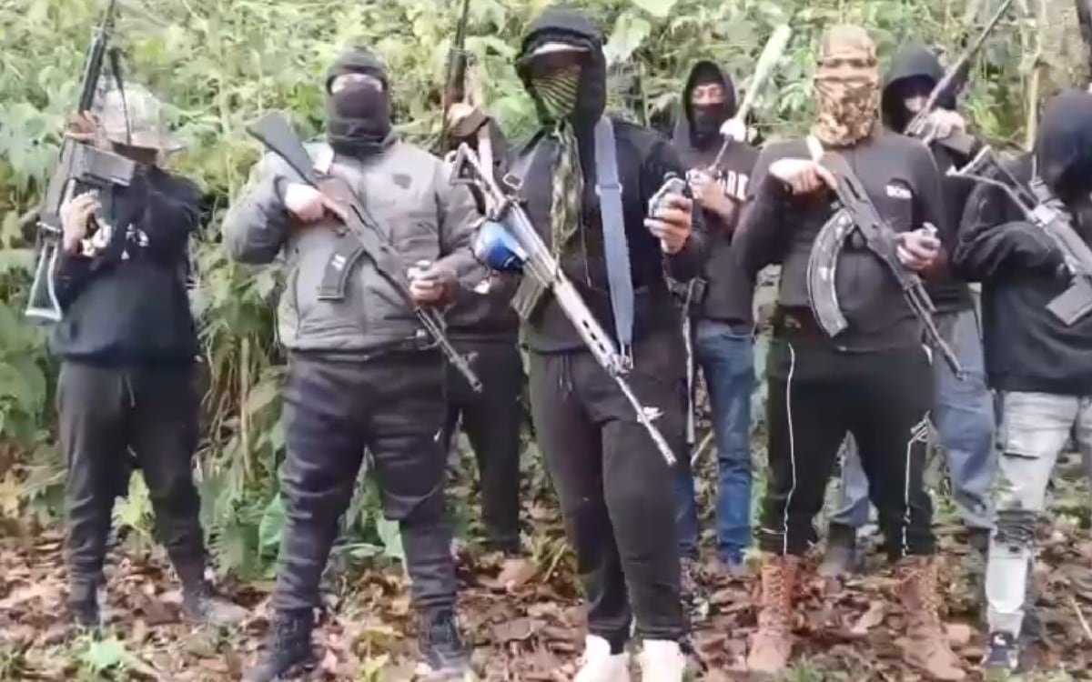 Los sujetos que se identifican como miembros de la banda criminal AK47.