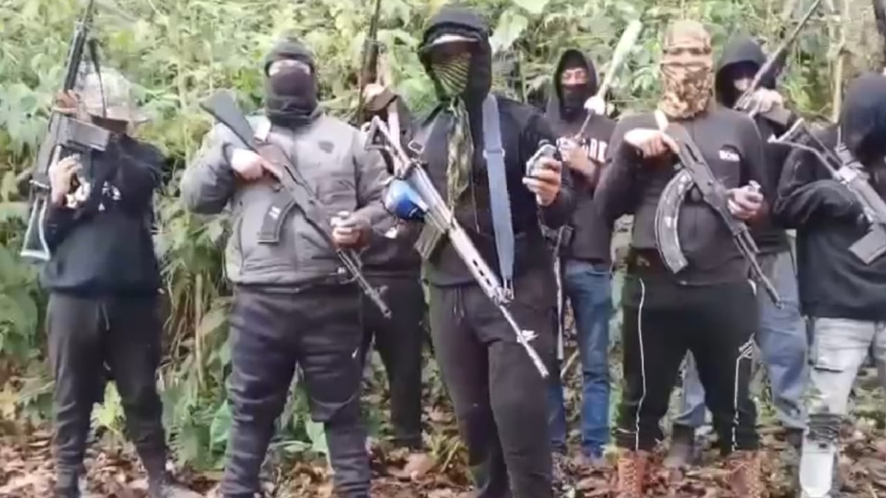 Los sujetos que se identifican como miembros de la banda criminal AK47.