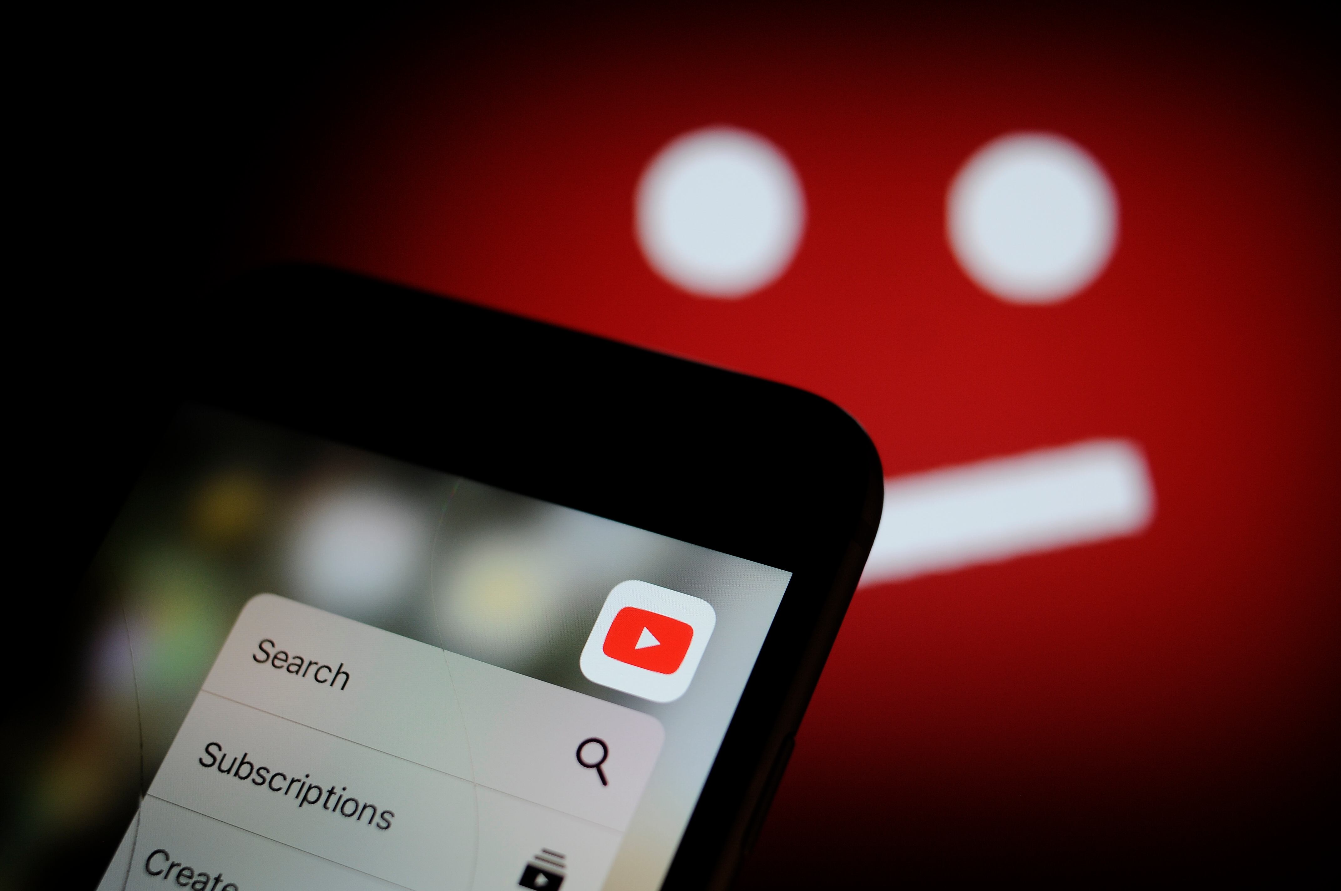 Considera utilizar extensiones de navegador o enlaces externos confiables para descargar videos de YouTube al celular de manera rápida y sencilla.