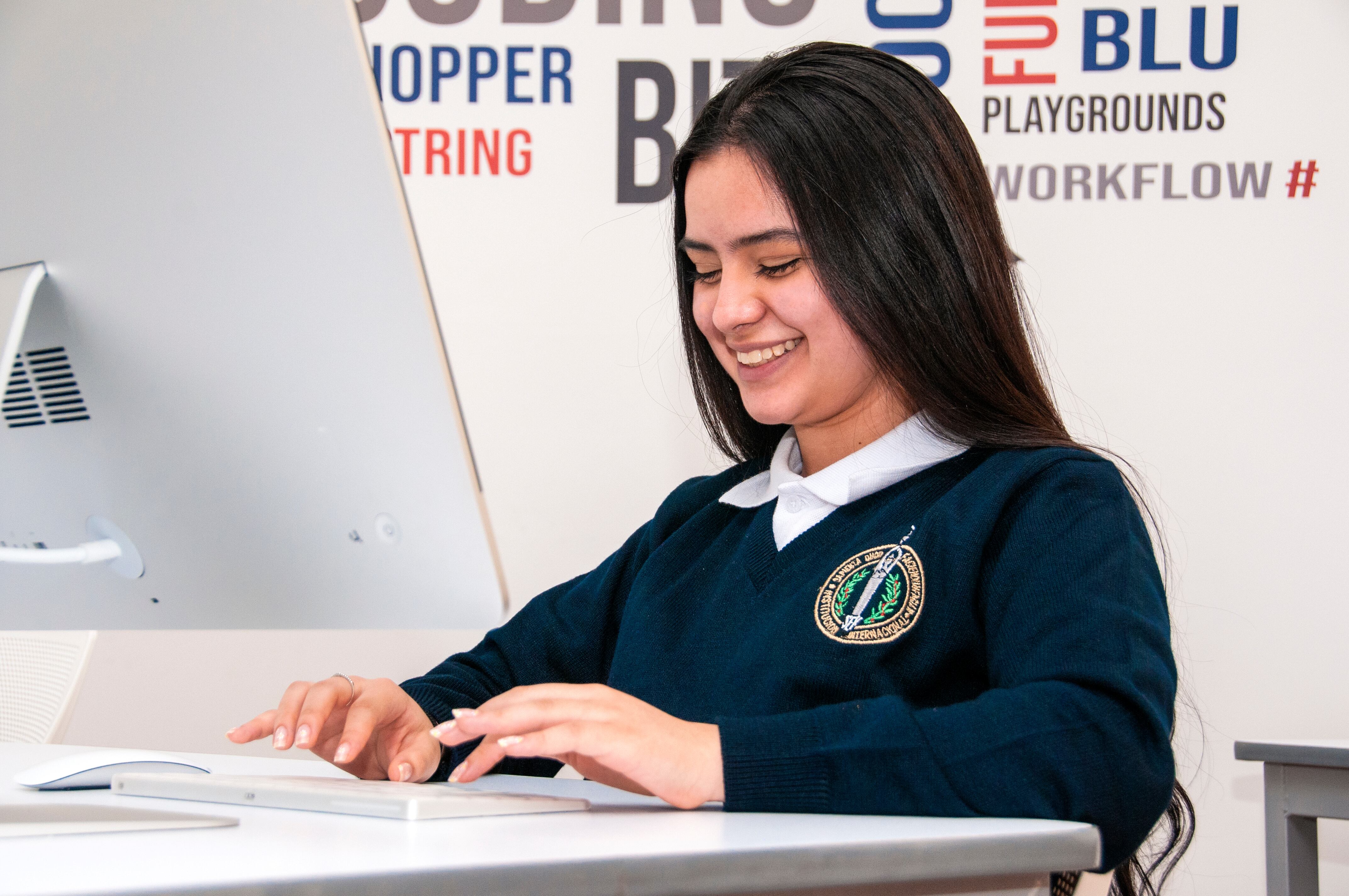 El colegio de Bogotá recibe a niños desde edad pre-escolar y ofrece una educación laica, bilingüe, mixta, con la que busca que los niños sean felices y encuentren espacios donde puedan hacer y puedan ser.