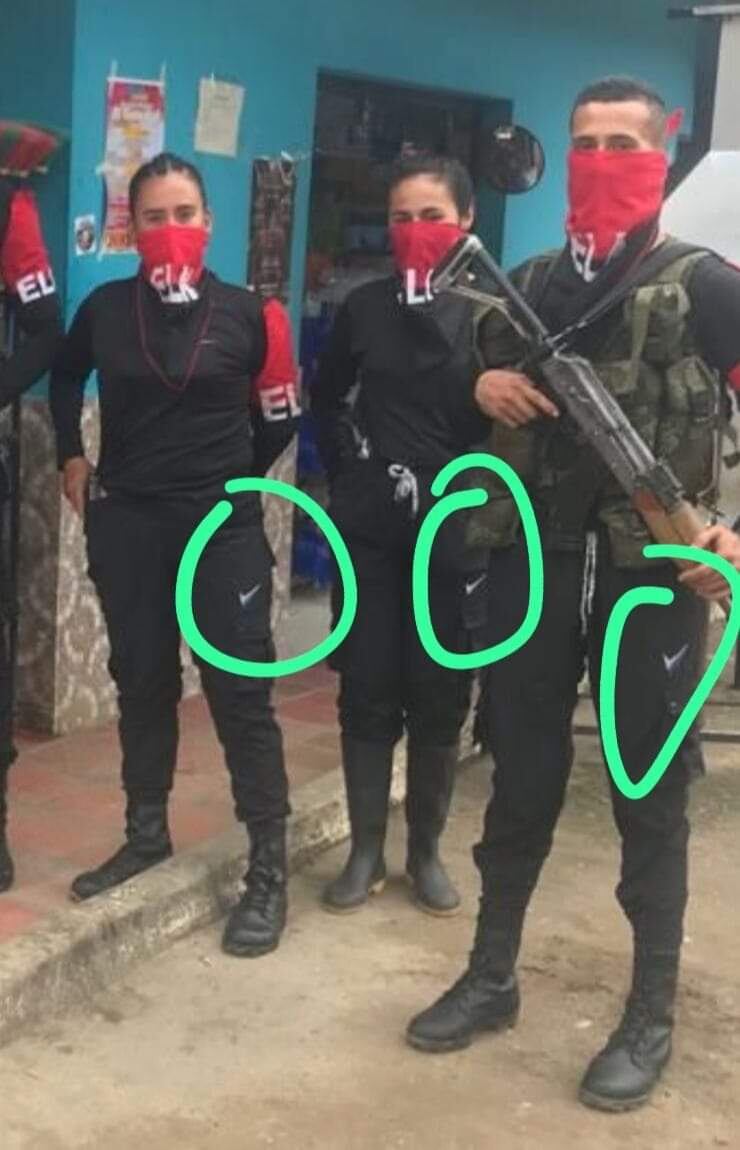 Criminales del ELN, vistiendo sudaderas de Nike