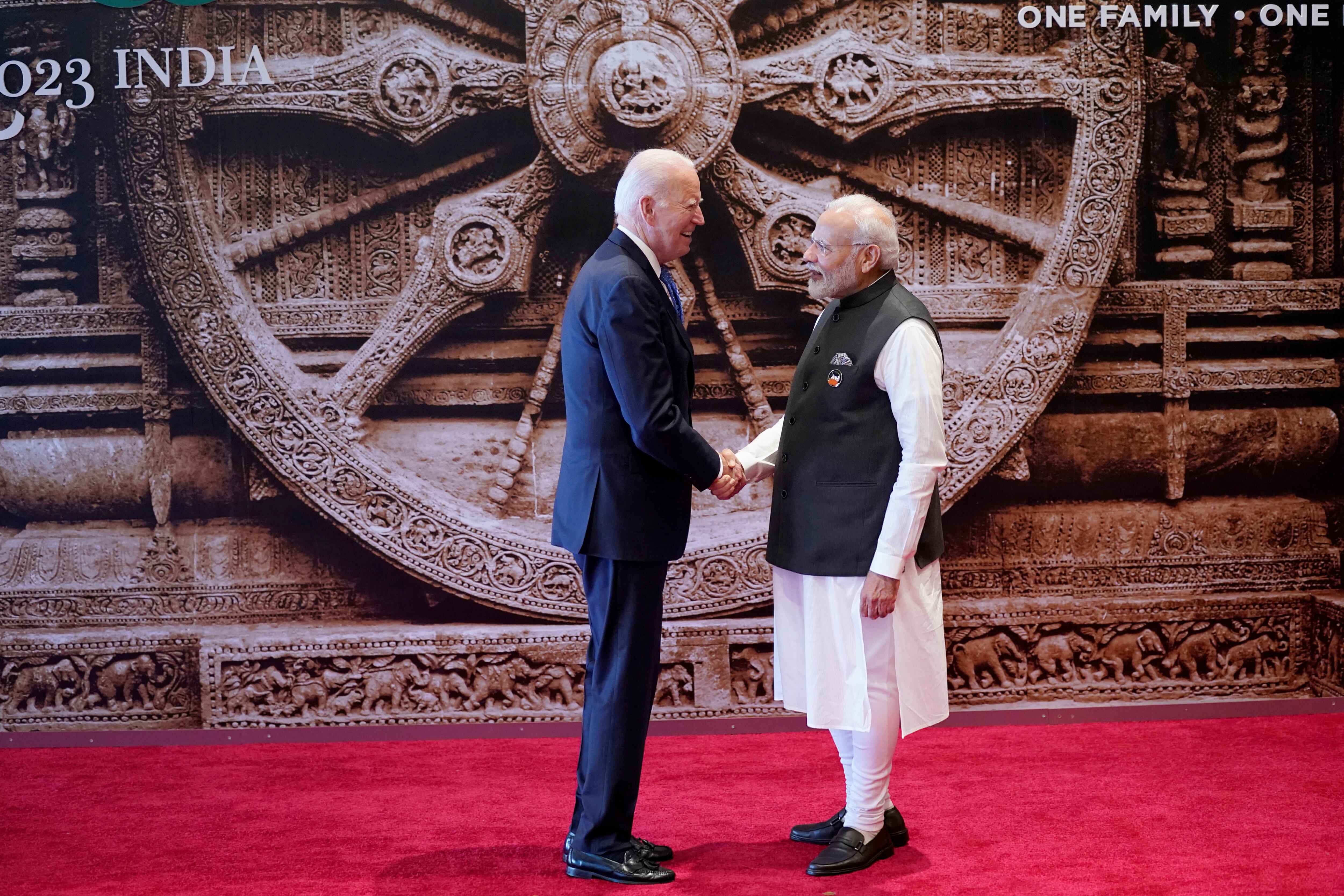 El primer ministro de la India, Narendra Modi, da la bienvenida al presidente de los Estados Unidos, Joe Biden a su llegada a la cumbre del G20.