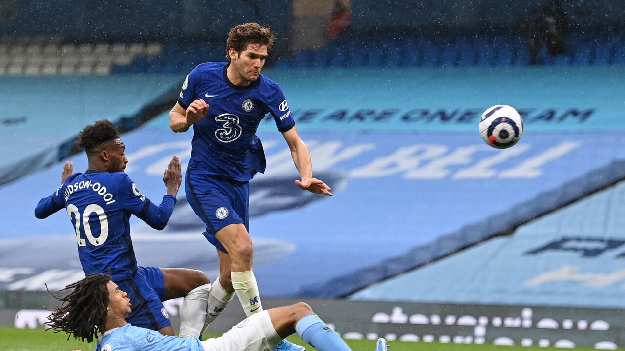 Marcos Alonso marca el segundo gol del encuentro. (Photo by Shaun Botterill / POOL / AFP)