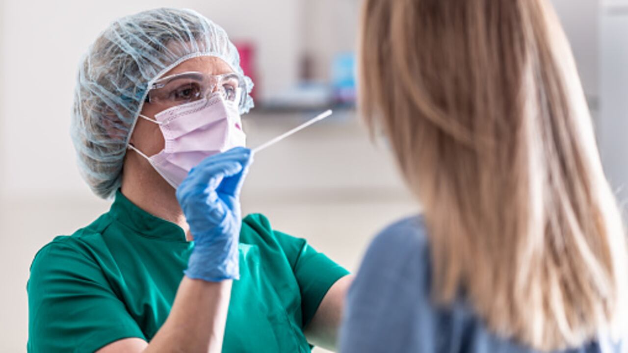 Las muertes por covid-19 han bajado un 95 por ciento desde principios de 2023 en el mundo, según la OMS.