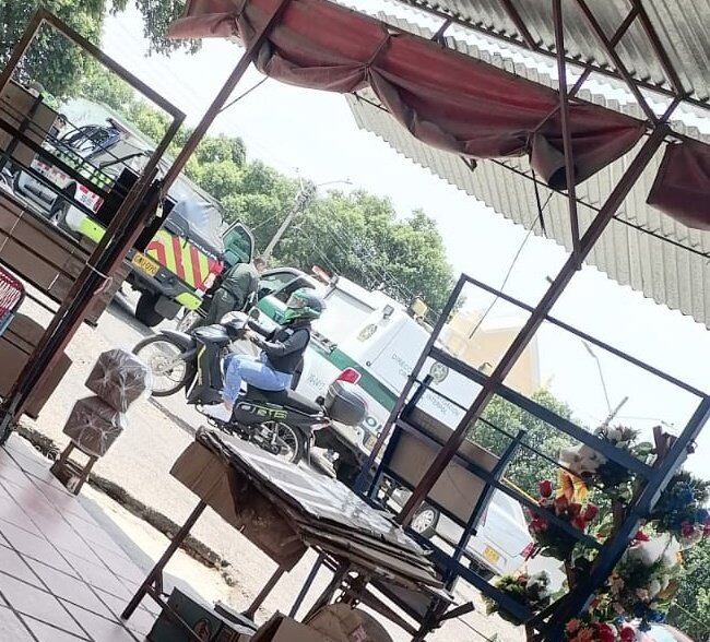 Los comerciantes del sector se vieron interrumpidos en su labor por este hecho.