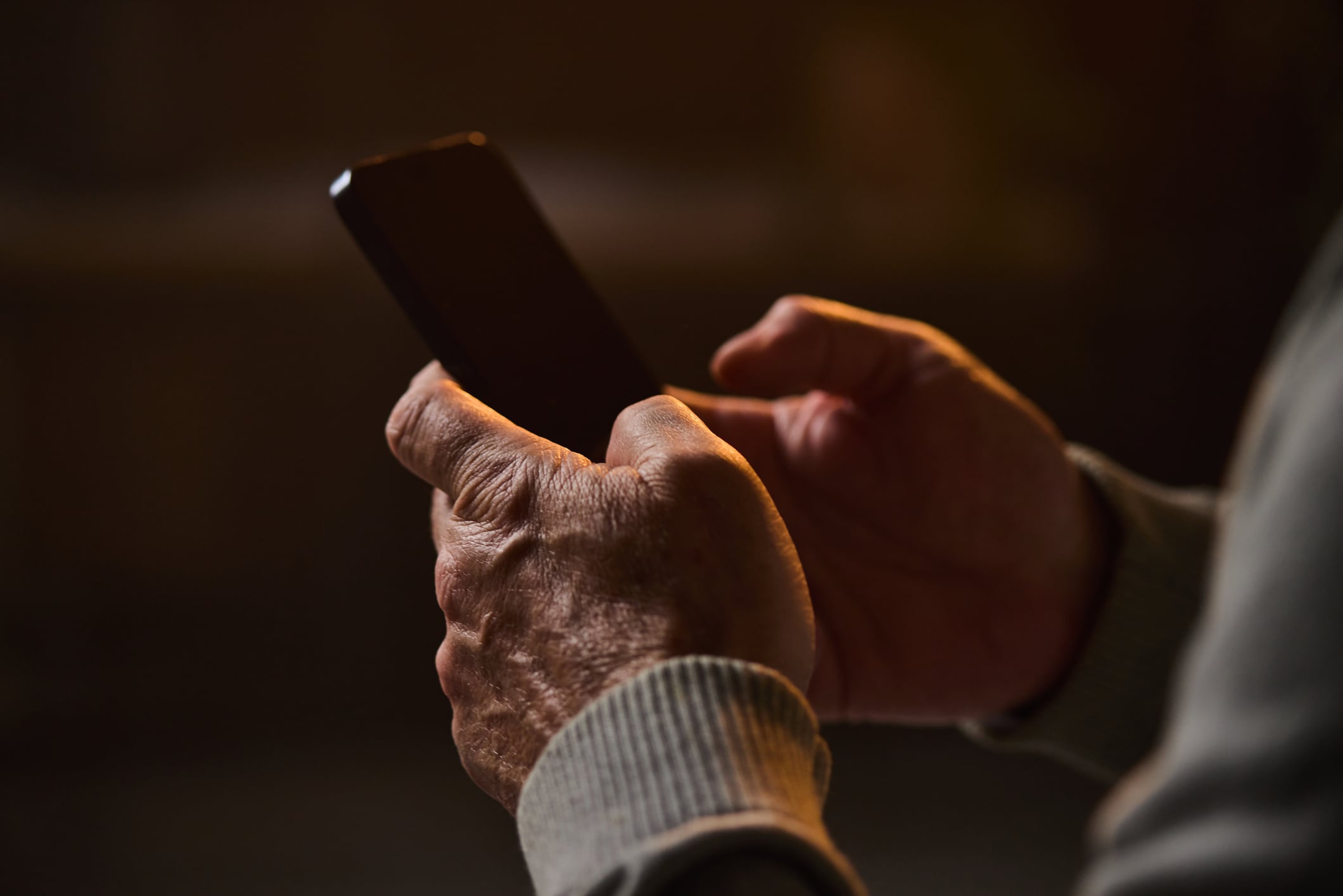 La clonación de voz se ha convertido en una amenaza creciente y los celulares ya comienzan a responder.