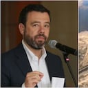 Carlos Fernando Galán muestra cómo están los embalses.