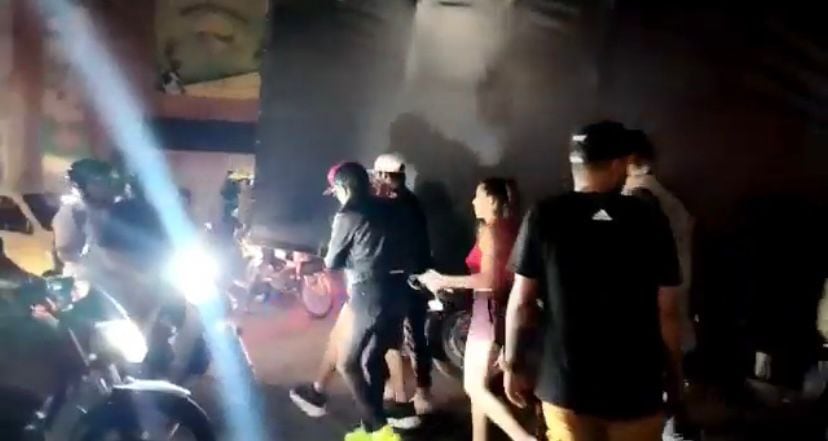 La granada fue lanzada en una peluquería.