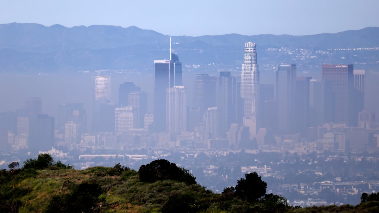 El smog es uno de los fenómenos que evidencian el exceso de micropartículas contaminantes en el aire.