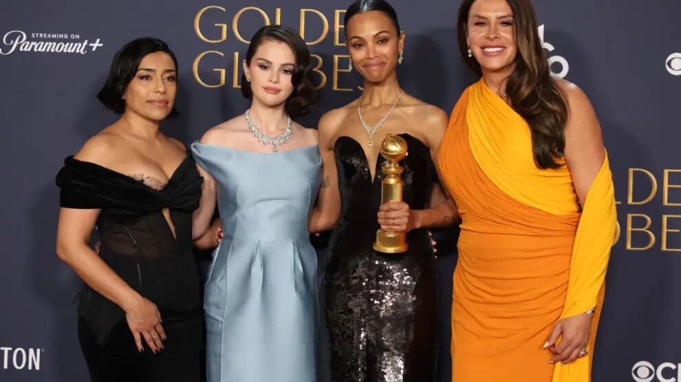 Adriana Paz, Selena Gomez, Zoe Saldaña y Karla Sofía Gascón en los Globos de Oro 2025.
Tomada de: Jason Armond / Los Angeles Times via Getty Images.