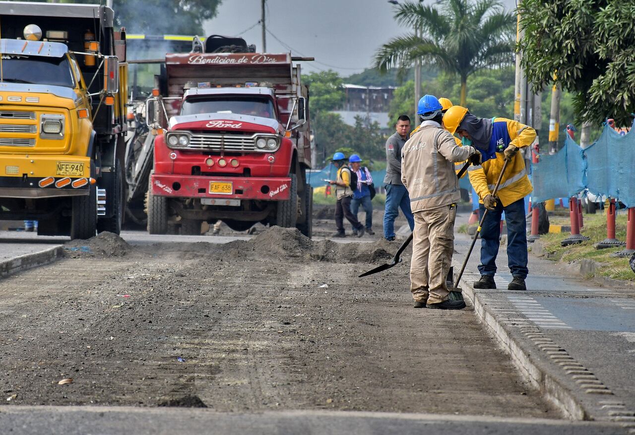 En la Calle 70, Alcaldía de Cali empieza a recuperar la malla vial, El grupo operativo de la Secretaría de Infraestructura de Cali avanza en su propósito de recuperar esta zona de la ciudad. Fotos Raúl Palacios / El Pais Cali.