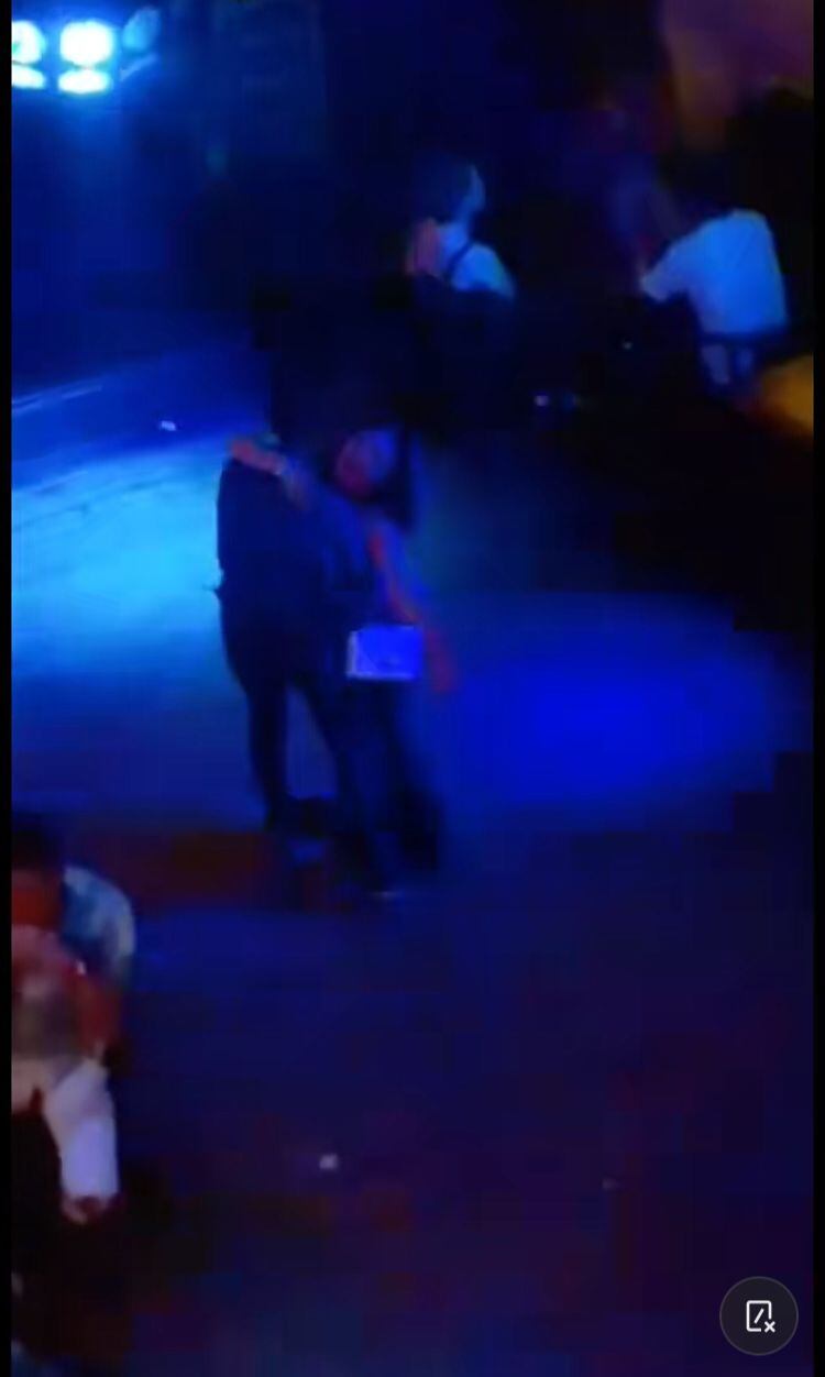 Ambos fueron grabados abrazados mientras bailaban en la pista.