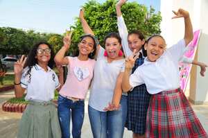 La fundación She Is nació como un proyecto del sector social para el Banco Interamericano de Desarrollo. Aunque fue rechazado, Nadia Sánchez lo trajo a Colombia para implementarlo en 23 regiones del país, Perú y Costa Rica.