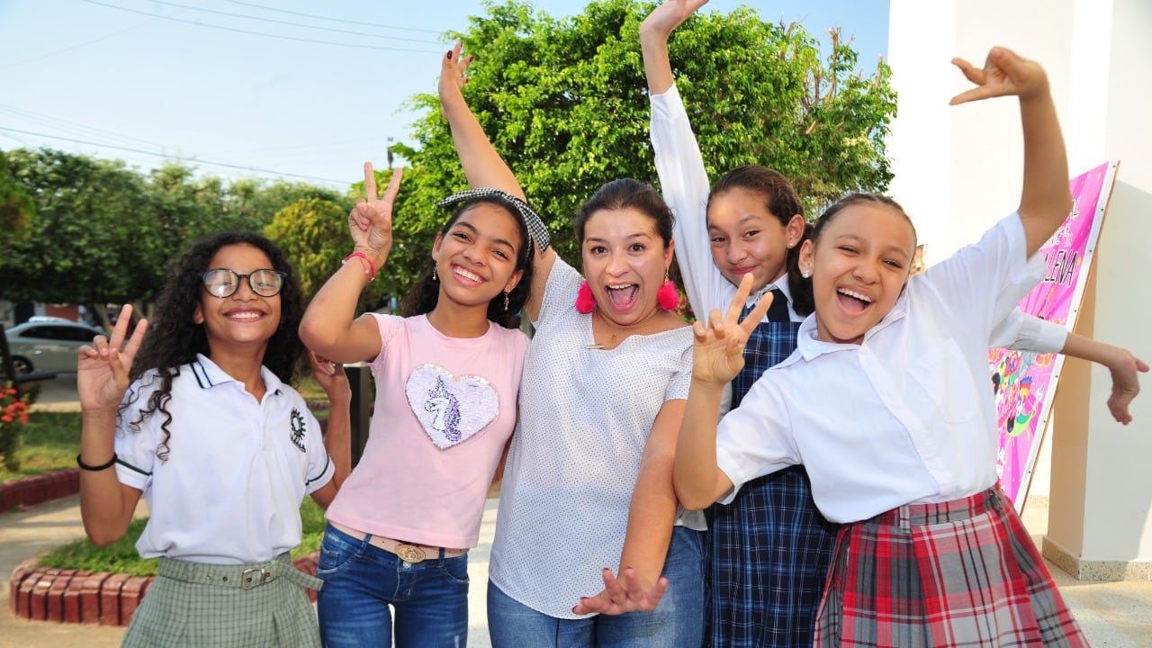 La fundación She Is nació como un proyecto del sector social para el Banco Interamericano de Desarrollo. Aunque fue rechazado, Nadia Sánchez lo trajo a Colombia para implementarlo en 23 regiones del país, Perú y Costa Rica.