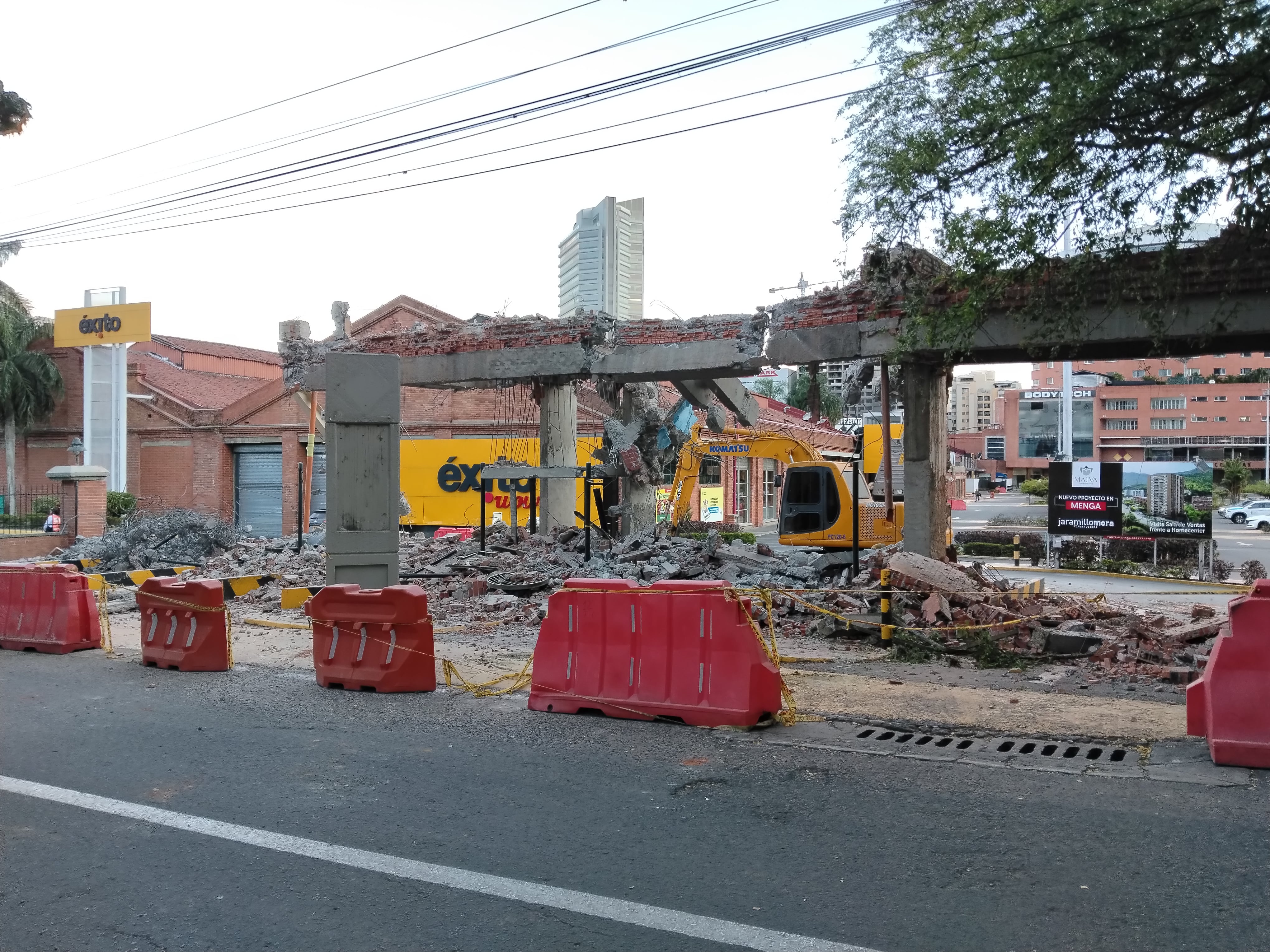 Demolición de las entradas vehiculares de Chipichape tras el terremoto