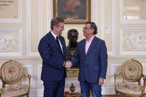 Gustavo Petro y el director ejecutivo de Enel Flavio Cattaneo