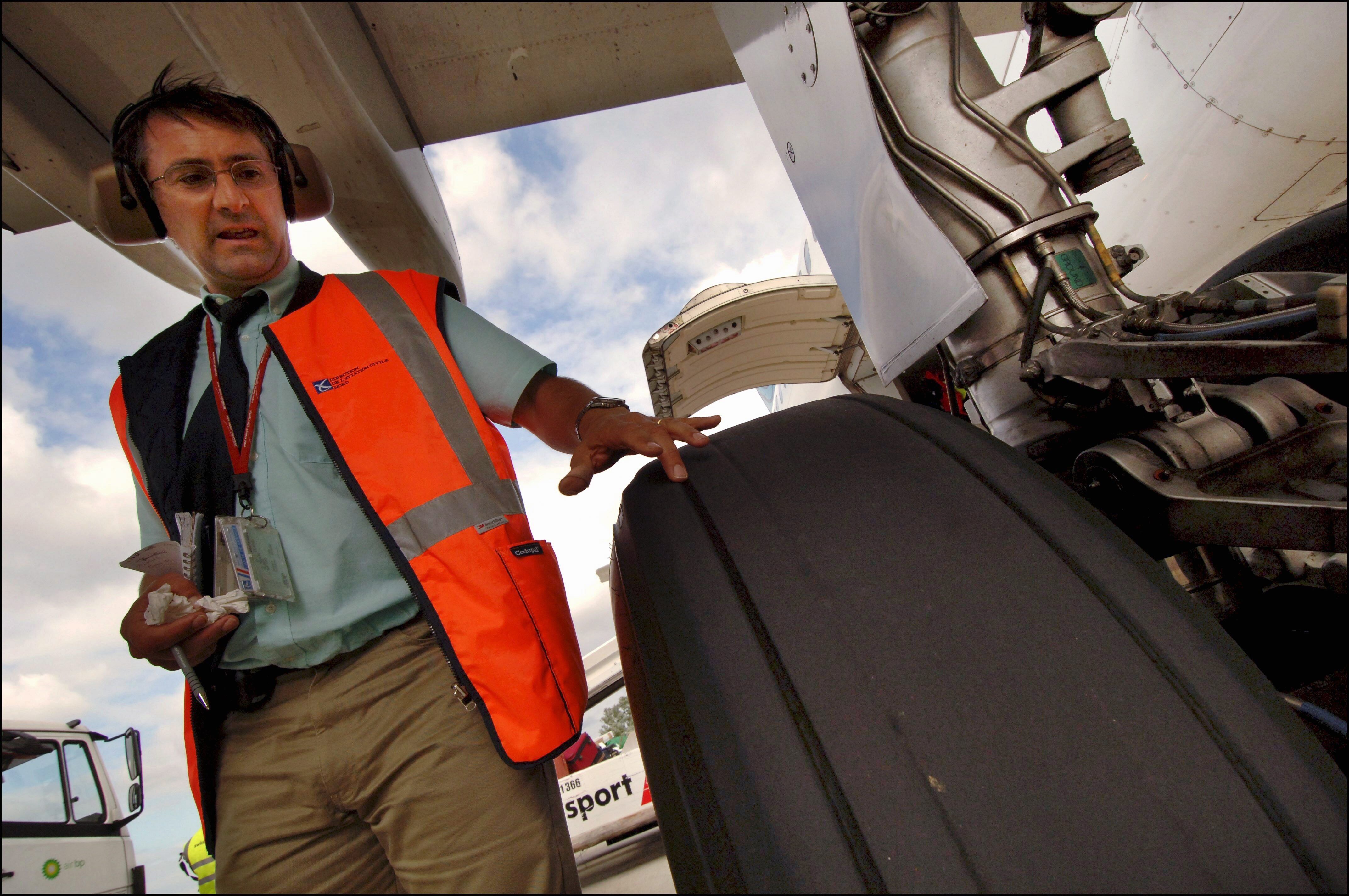 Las llantas de los aviones están hechas con materiales mucho más resistentes capaces de soportar hasta 20 toneladas de peso