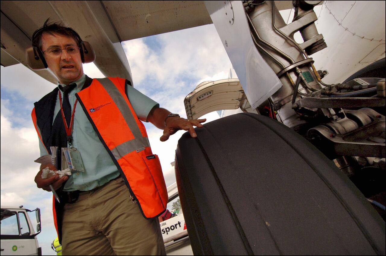 Las llantas de los aviones están hechas con materiales mucho más resistentes capaces de soportar hasta 20 toneladas de peso