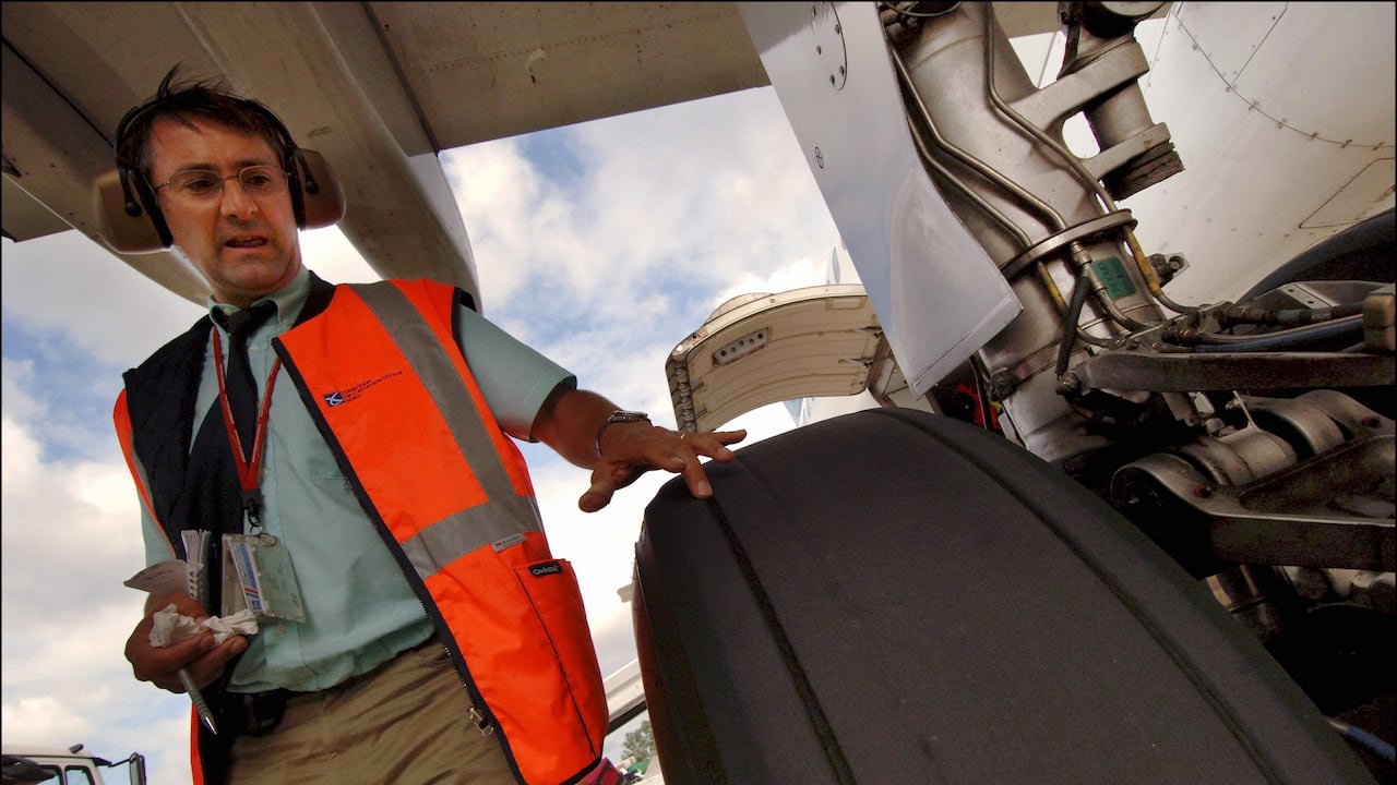 Las llantas de los aviones están hechas con materiales mucho más resistentes capaces de soportar hasta 20 toneladas de peso