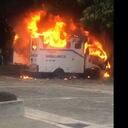 Imagen de una de las ambulancias incineradas.