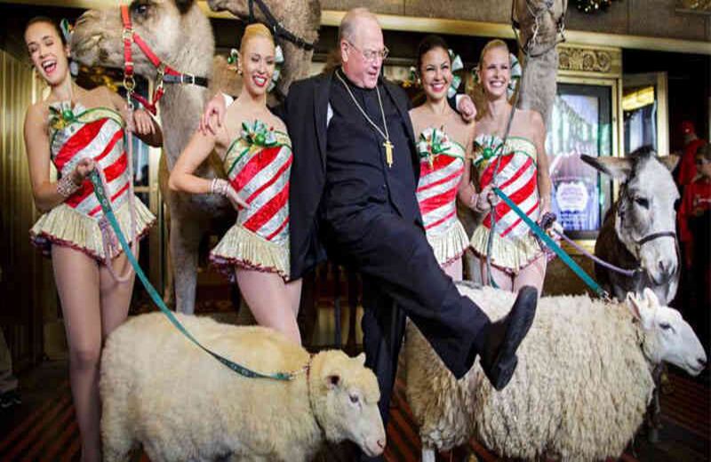 Como es tradicional en Nueva York, el cardenal de la 'capital del mundo' bendice a los animales que van a participar del espectáculo navideño 'The Rockettes'. Es un evento que genera gran expectativa en los citadinos norteamericanos.