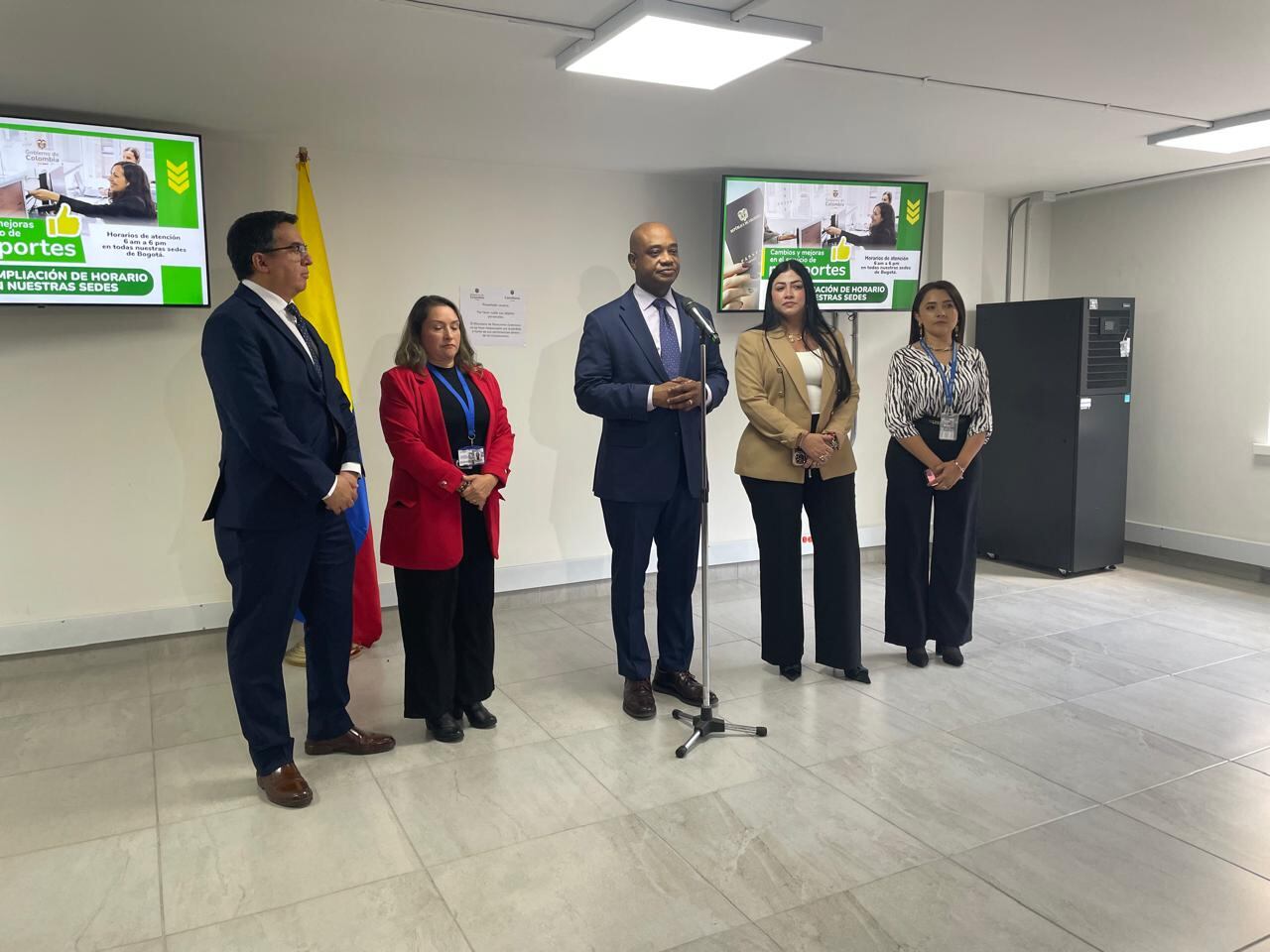 Luis Gilberto Murillo junto a funcionarios de la entidad.