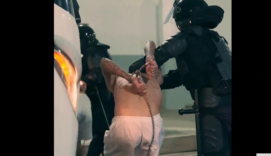 Entre los siete anillos de seguridad del penal, construido a un costo no revelado por el gobierno, hay un muro de concreto de 11 metros de altura y 2,1 kilómetros de extensión coronado por alambradas electrificadas