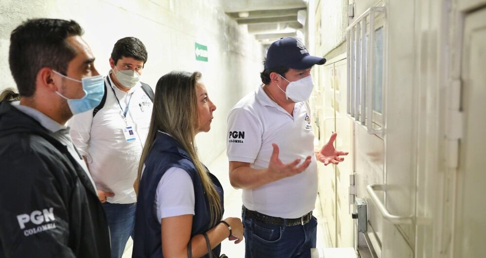 Procurador delegado, Javier Sarmiento, y su equipo en cárcel de Tuluá.