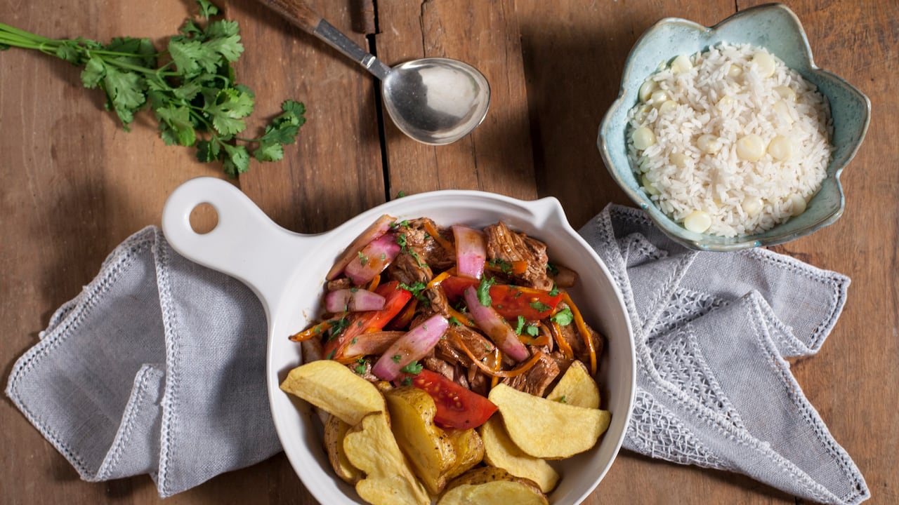 Se recomienda acompañar la papa con proteínas magras y vegetales.