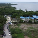 Vista aérea que muestra a migrantes varados, en su mayoría venezolanos, esperando en tiendas de campaña improvisadas en la ciudad portuaria de Turbo, Colombia, cerca del Tapón del Darién, una selva compartida por Colombia y Panamá, antes de continuar su viaje hacia Estados Unidos con la esperanza de una mejor situación. (Foto de Juan RESTREPO / AFP)