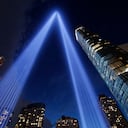 NUEVA YORK, NY - 9 DE SEPTIEMBRE: El «Tribute in Light» (Tributo de Luz) se ilumina sobre el Bajo Manhattan y el One World Trade Center antes del 25.º aniversario del ataque al World Trade Center, el 9 de septiembre de 2026, en la ciudad de Nueva York. (Foto de Gary Hershorn/Getty Images)