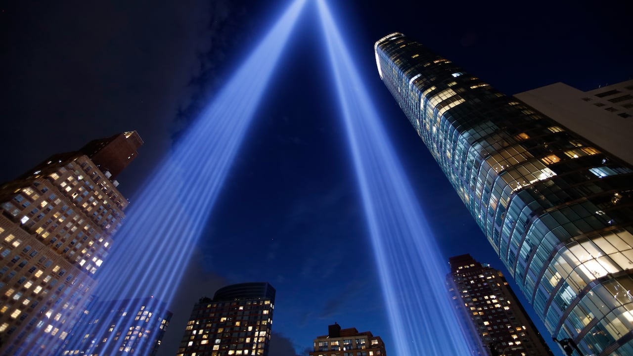 NUEVA YORK, NY - 9 DE SEPTIEMBRE: El «Tribute in Light» (Tributo de Luz) se ilumina sobre el Bajo Manhattan y el One World Trade Center antes del 25.º aniversario del ataque al World Trade Center, el 9 de septiembre de 2026, en la ciudad de Nueva York. (Foto de Gary Hershorn/Getty Images)
