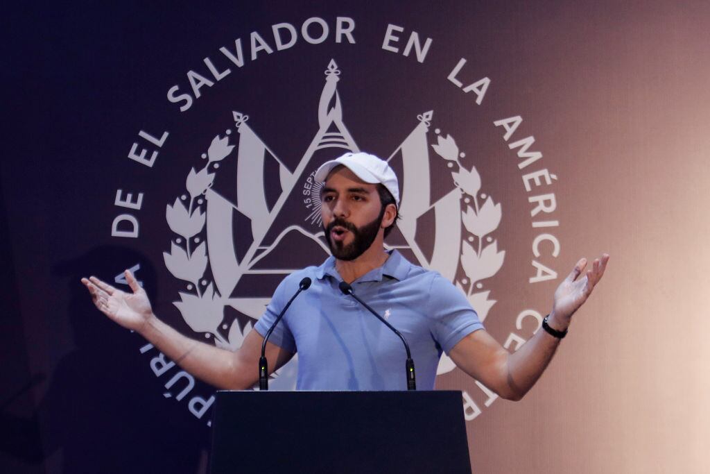 El actual presidente de El Salvador y candidato presidencial de Nuevas Ideas Nayib Bukele habla durante una conferencia de prensa después de emitir su voto el 4 de febrero de 2024. (Photo by Alex Peña/Getty Images)