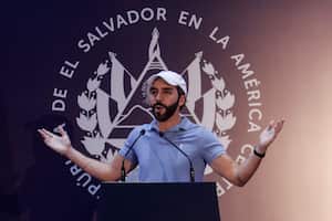El actual presidente de El Salvador y candidato presidencial de Nuevas Ideas Nayib Bukele habla durante una conferencia de prensa después de emitir su voto el 4 de febrero de 2024. (Photo by Alex Peña/Getty Images)